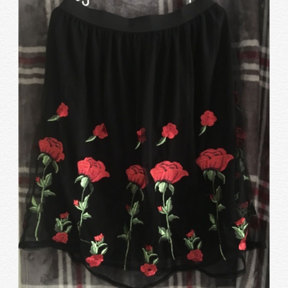 Embroidered rose black mesh skirt